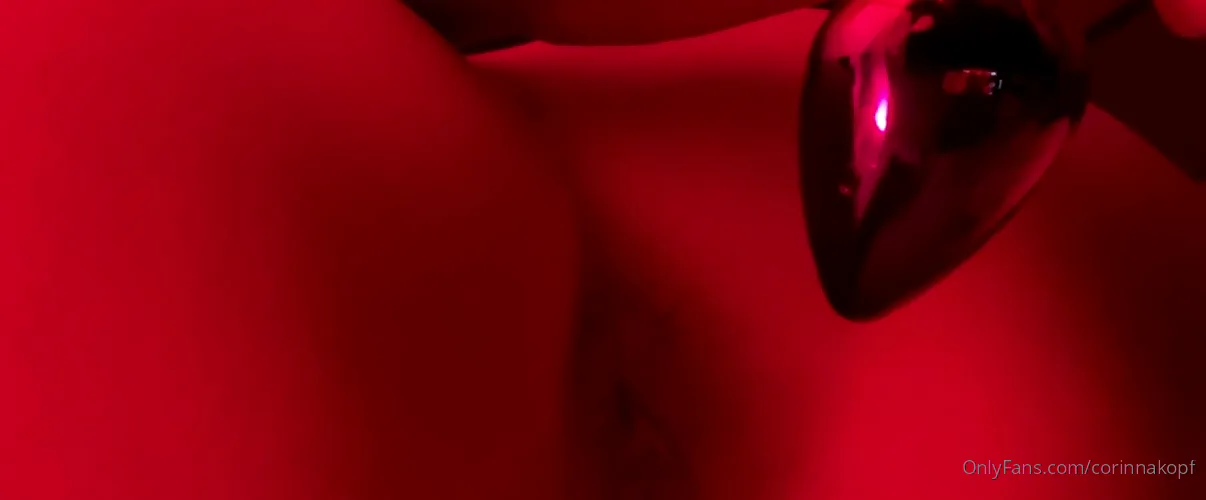 Corinna Kopf resbala en Buttplug Onlyfans Video