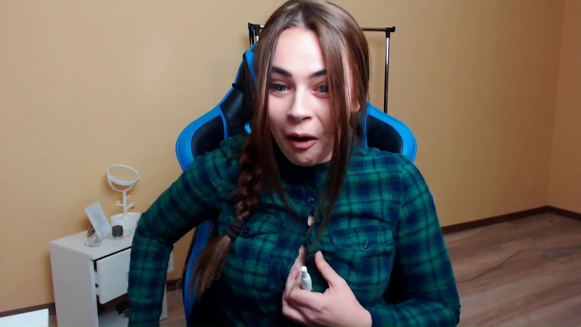 Mihalina Novakovskaya Tight Camiseta Busting Open Twitch