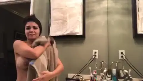 Streamer Accidental Boob Slip después de ducha en vivo